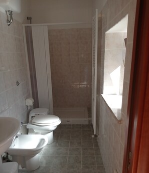 Een douche, handdoeken