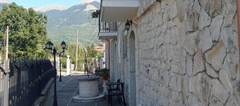 1-Bed Apartment Sleeps 2 - Free Parking and Garden