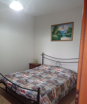 1 habitación, tabla de planchar con plancha, wifi y ropa de cama