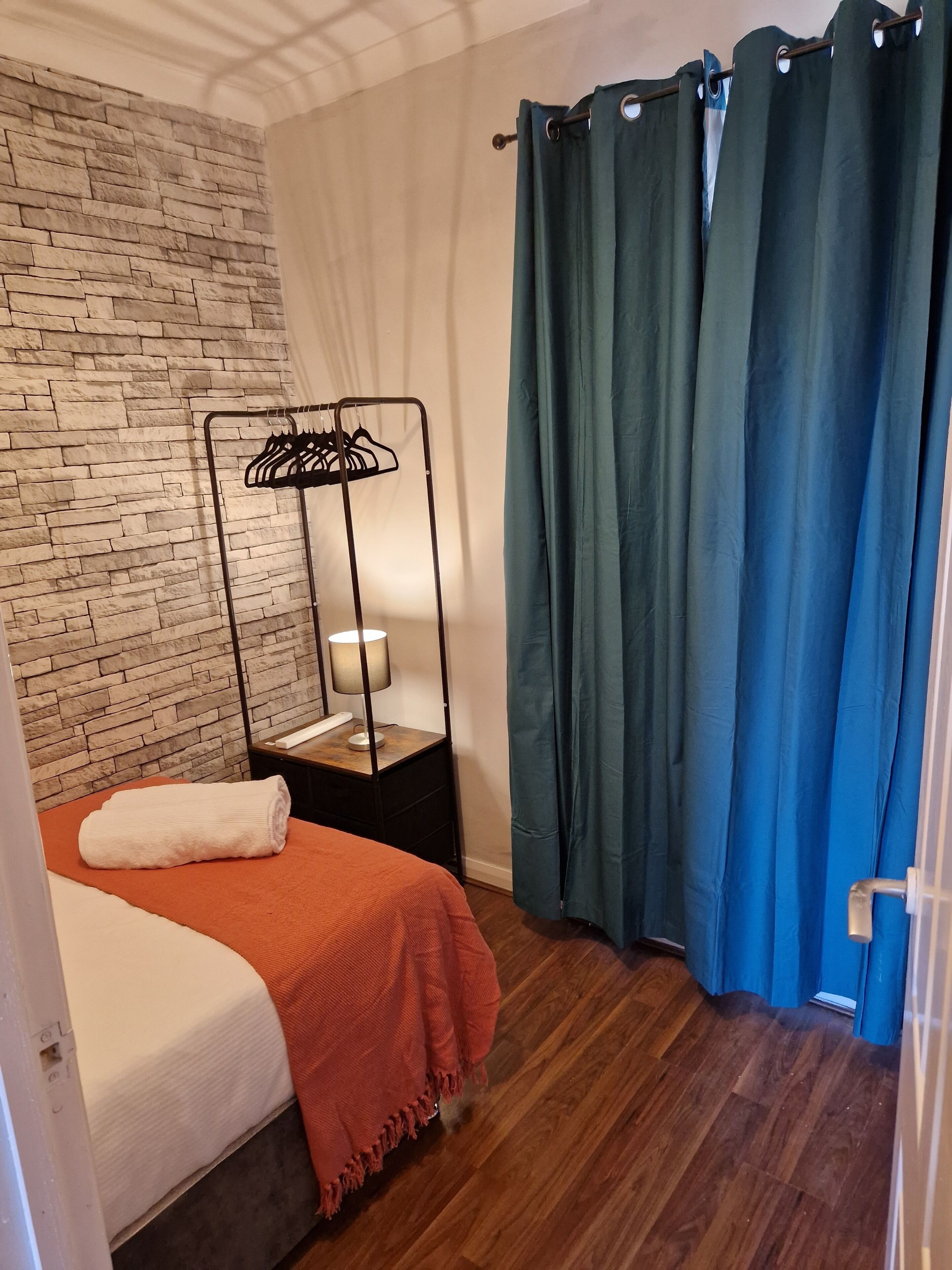 3 Schlafzimmer, Schreibtisch, Bügeleisen/Bügelbrett, WLAN