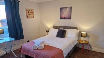 3 Schlafzimmer, Schreibtisch, Bügeleisen/Bügelbrett, WLAN