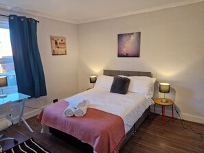 3 habitaciones, escritorio, tabla de planchar con plancha y wifi 