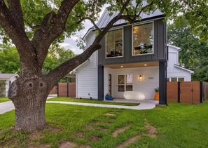Exterior - Splash Manor! Heated Pool, Gym, and Shuffleboard Table (Austin)