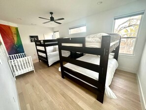 5 bedrooms, desk, travel cot, free WiFi - Splash Manor! Heated Pool, Gym, and Shuffleboard Table (Austin)