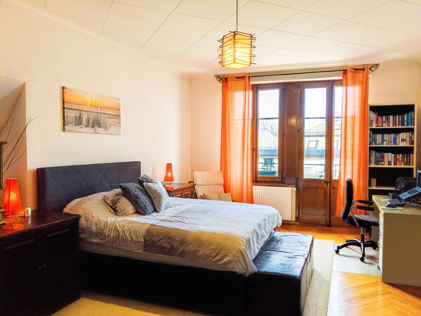 2 Schlafzimmer, Schreibtisch, Bügeleisen/Bügelbrett, Reisekinderbett