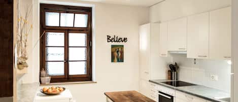 Réfrigérateur, un four, surface de cuisson, lave-vaisselle