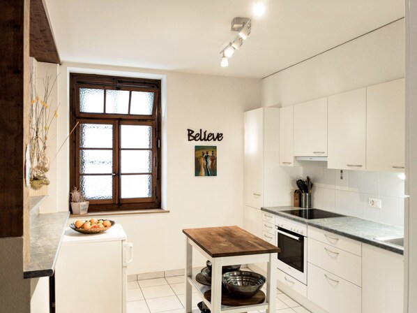 Fridge, oven, stovetop, dishwasher