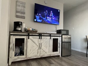 Interior - Steps to the Beach ! (Daytona Beach)