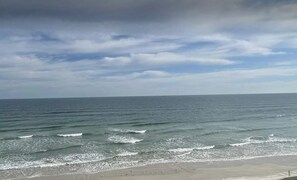 On the beach, sun-loungers, beach towels - Steps to the Beach ! (Daytona Beach)