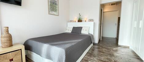 1 室のベッドルーム、WiFi