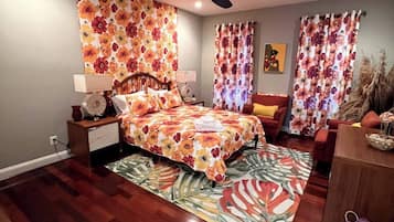 3 quartos, escrivaninha, ferros/tábuas de passar roupa, berço de viagem