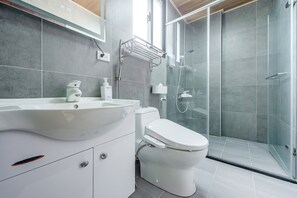 Quadruple Room, Balcony | Bathroom | Shower, free toiletries, hair dryer, slippers - Green house sleep to B&B (Taitung)