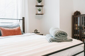 2 bedrooms, free WiFi, bed sheets - Sagewood Cabin 2bed/1.5bath- 1 block from the National forest (Sugarloaf)