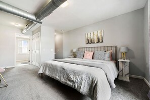 2 bedrooms, desk, iron/ironing board, WiFi - Free Parking★Walk Everywhere!★2 Private bathrooms! (Pittsburgh)