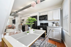 Fridge, microwave, oven, stovetop - Free Parking★Walk Everywhere!★2 Private bathrooms! (Pittsburgh)