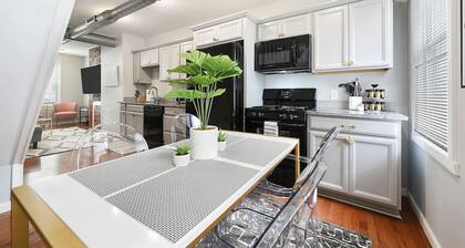 Free Parking★Walk Everywhere!★2 Private bathrooms!