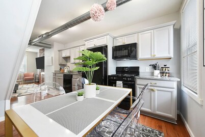 Free Parking★Walk Everywhere!★2 Private bathrooms!