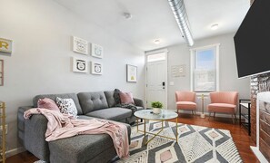 TV - Free Parking★Walk Everywhere!★2 Private bathrooms! (Pittsburgh)