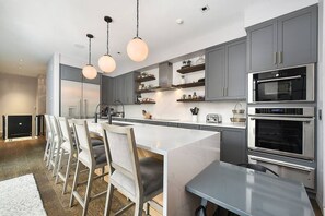 Frigorifero, microonde, forno, piano cottura