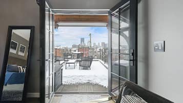 Een smart-tv, boeken en een stereo