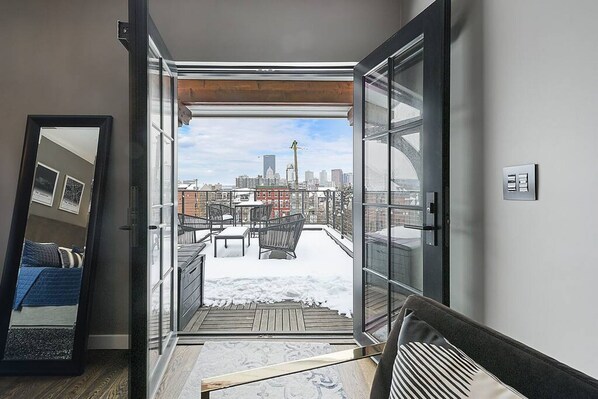 Een smart-tv, boeken en een stereo