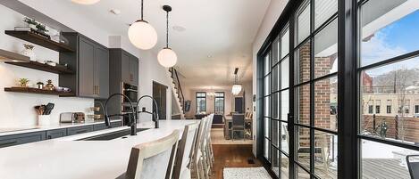 ثلاجة، ميكروويف، فرن، موقد طهي مسطح