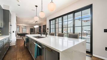 Een koelkast, een magnetron, een oven, een kookplaat