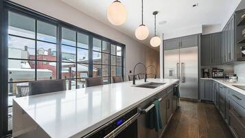 Een koelkast, een magnetron, een oven, een kookplaat