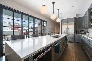 Een koelkast, een magnetron, een oven, een kookplaat