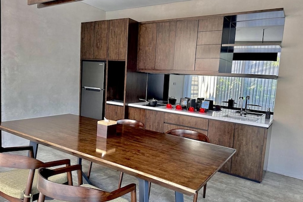 Stort kylskåp, espressobryggare, kaffe- och tebryggare och vattenkokare