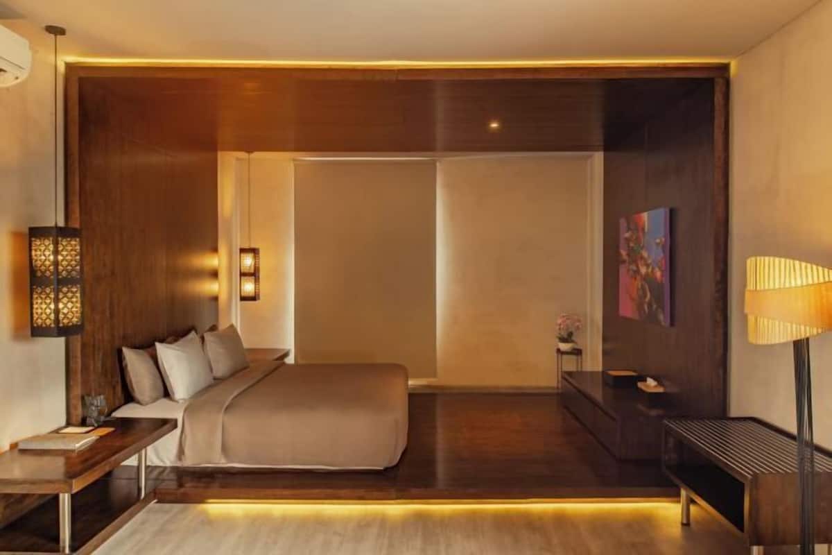 2 bedrooms, free minibar, desk, blackout drapes