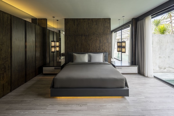 2 kamar tidur, minibar gratis, meja kerja, dan tirai kedap cahaya