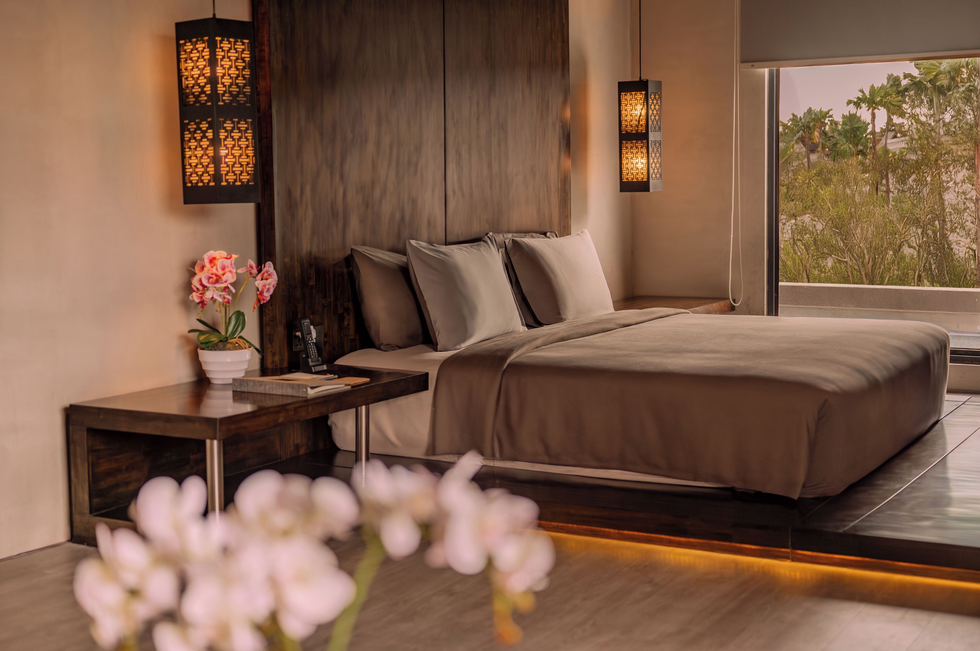 Minibar con artículos gratuitos, escritorio y cortinas blackout 