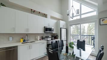 Casa geminada superluxo, banheira de imersão, vista para a montanha | Cozinha privada | Geladeira grande, micro-ondas, lava-louças, cafeteira/chaleira