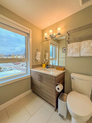 Luxury Townhome, Hot Tub, Mountain View | Bathroom