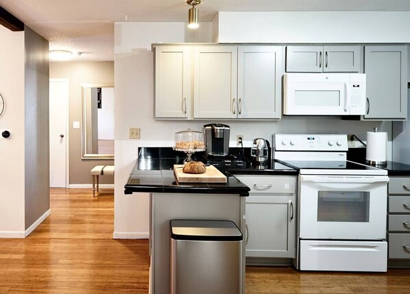 Kühlschrank, Mikrowelle, Ofen, Herdplatte