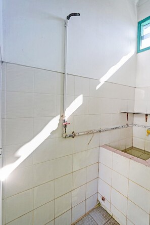 Habitación individual | Baño | Regadera, regadera tipo lluvia, toallas, papel de baño 