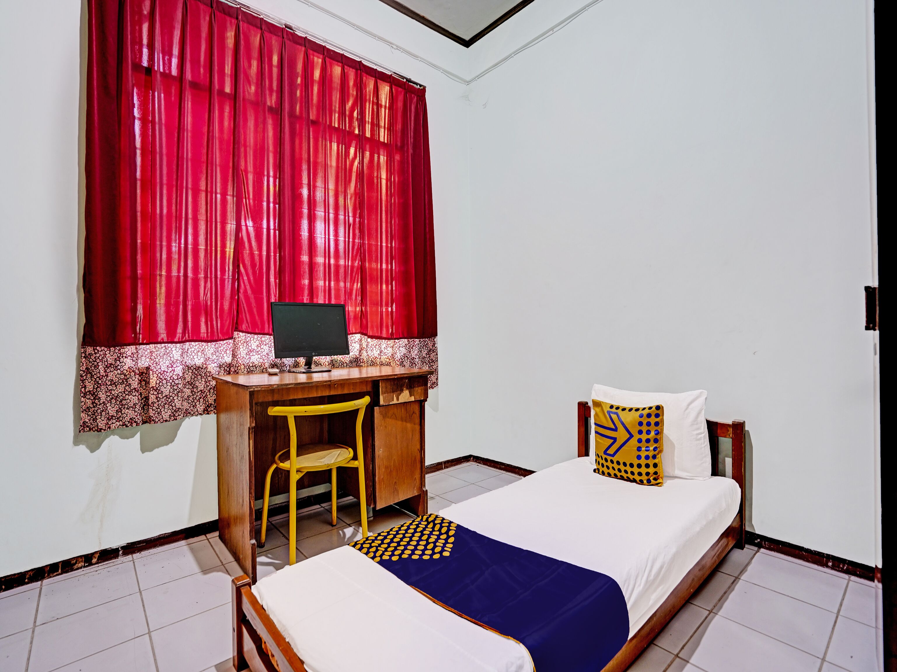 Desk, free WiFi, bed sheets