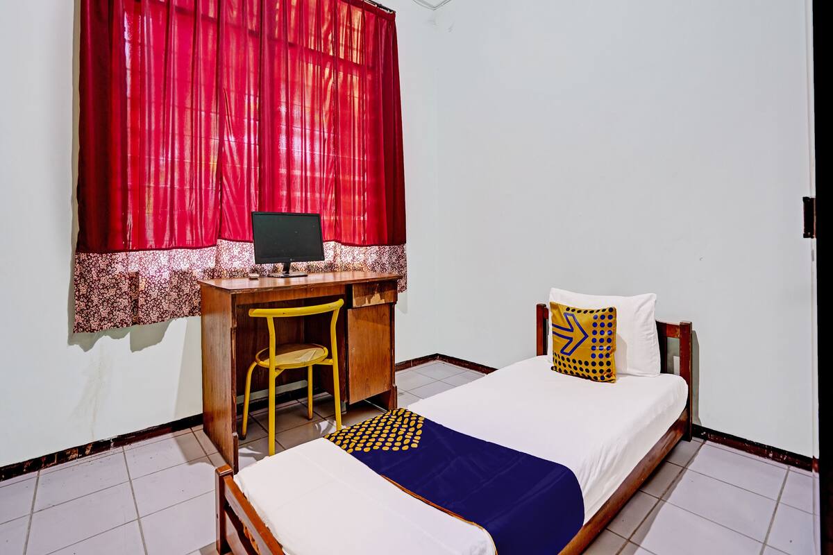 Escritorio, wifi gratis, ropa de cama