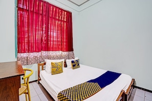 Habitación doble | Escritorio, wifi gratis y ropa de cama 