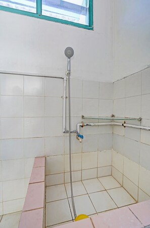 Habitación doble | Baño | Regadera, regadera tipo lluvia, toallas, papel de baño 