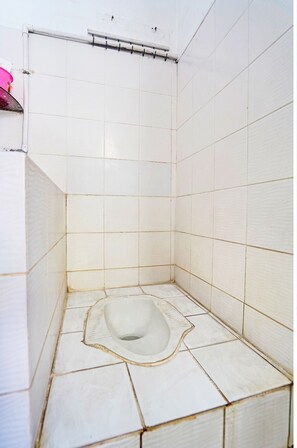 Single Room | Bathroom | Shower, rainfall showerhead, towels, toilet paper