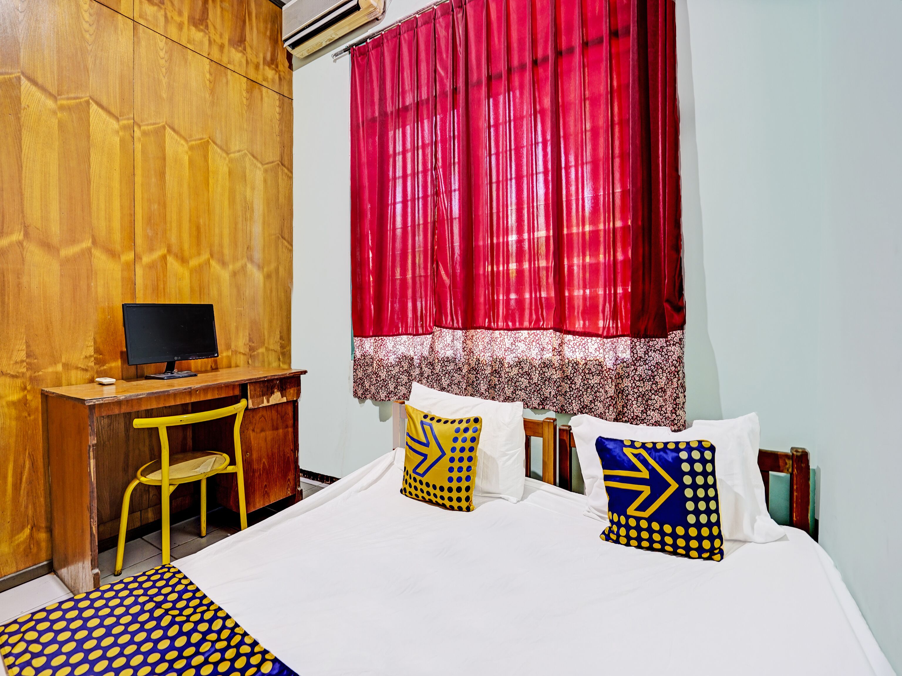 Desk, free WiFi, bed sheets