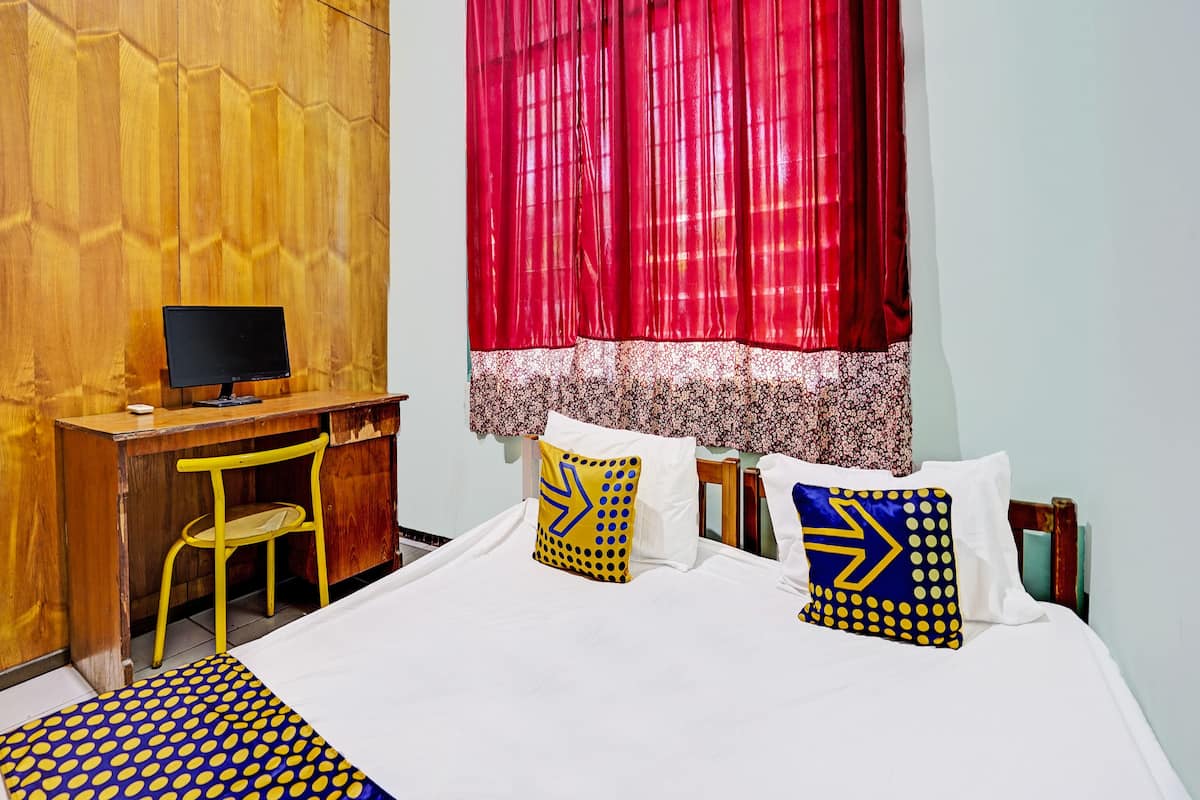 Escritorio, wifi gratis, ropa de cama