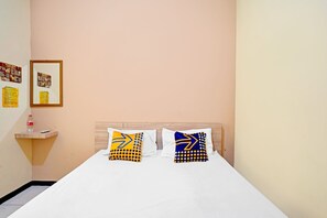 Economy tweepersoonskamer | Een bureau, een laptopwerkplek, gratis wifi, beddengoed