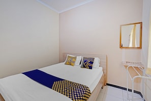 Double Room - OYO 90622 Hotel Galaksi (Cekok)