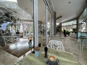 Outdoor dining - Gosford’s Best Location with Views (Gosford)