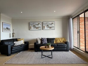 Smart-TV, DVD-Player, Bücher, Musikbibliothek