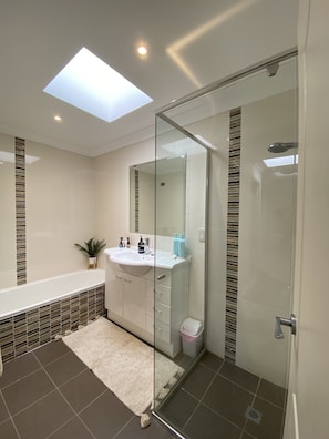 Hair dryer, towels, soap, toilet paper - Gosford’s Best Location with Views (Gosford)