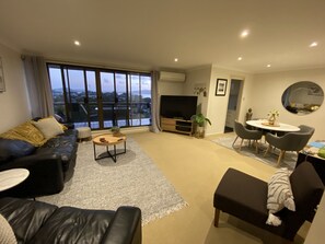 Smart-TV, DVD-Player, Bücher, Musikbibliothek